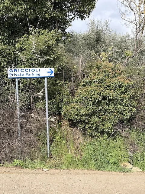 El cartel «Griccioli Private Parking»: el camino sale de aquí.