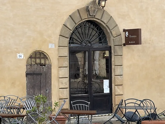 La entrada del Wine Bistrot en la plaza: aquí se recogen las llaves hasta las 19:00.