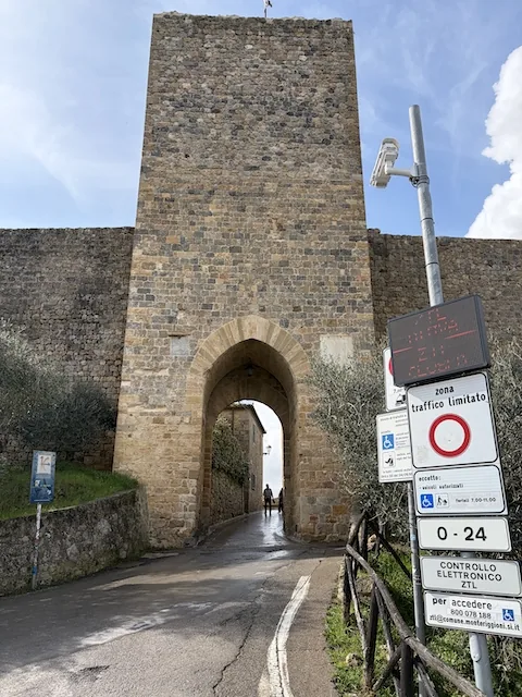 La puerta del castillo, con el cartel de zona de tráfico restringido.