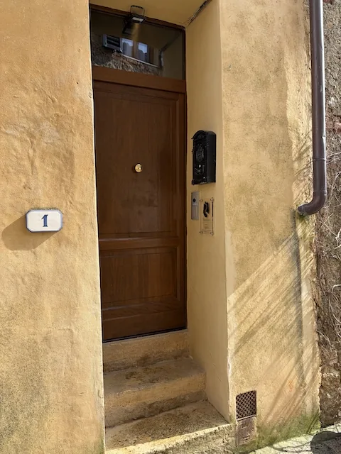La primera puerta a la izquierda, con el teclado para el código.