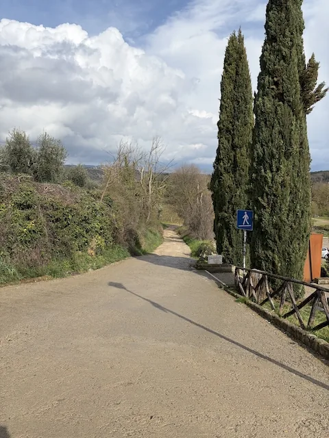 El camino: ciento cincuenta metros y el aparcamiento queda a la derecha.