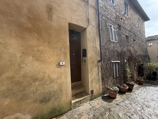 El callejón a la derecha del edificio, Via Ava dei Lambardi.
