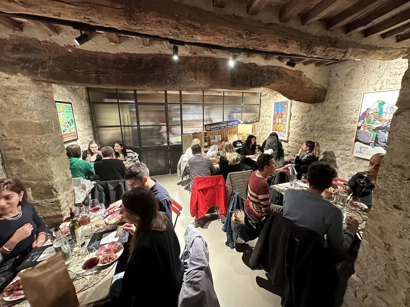 La sala de dentro del bistrot durante una cata