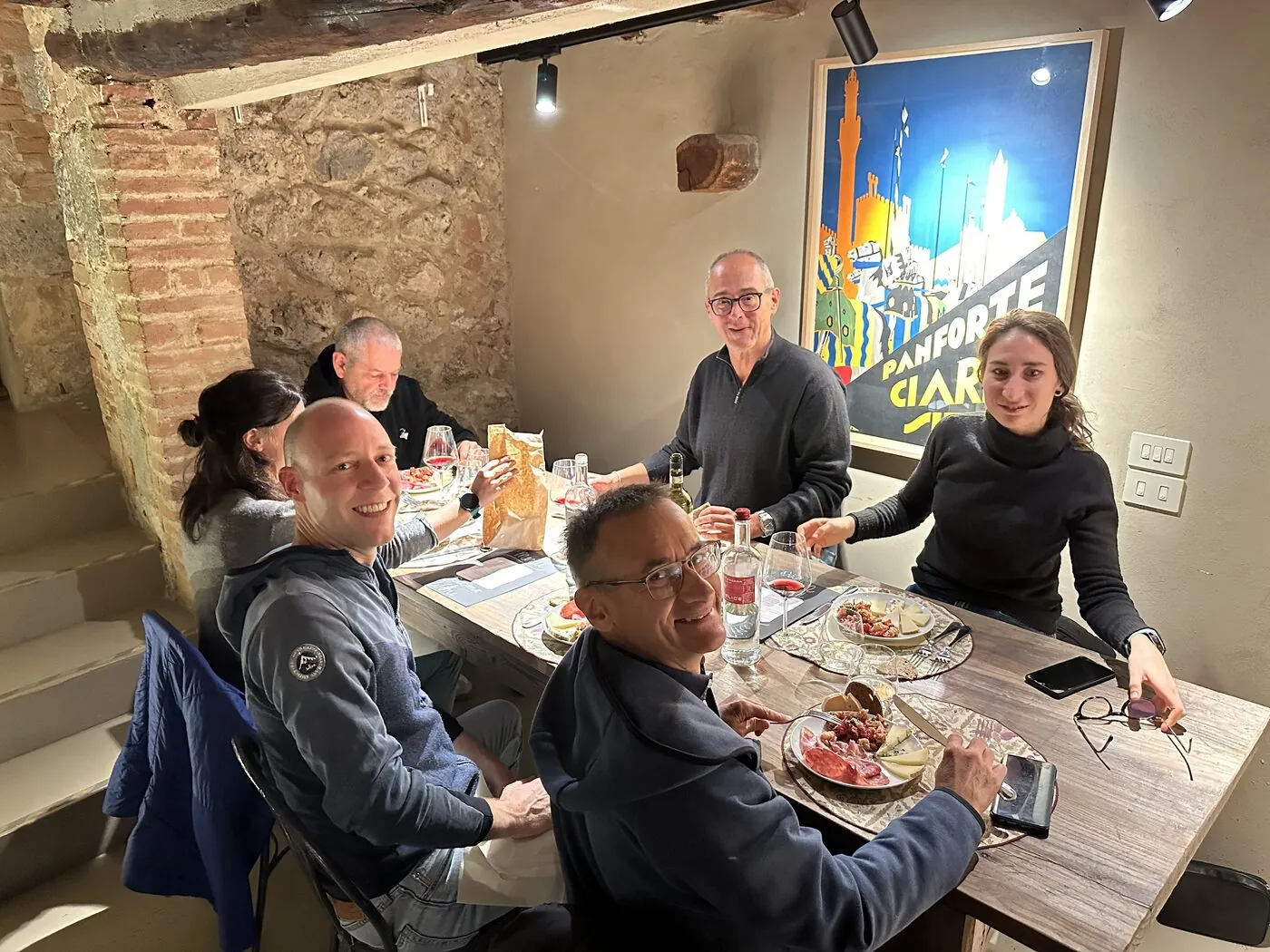Gäste am Tisch im Innenraum des Bistrots