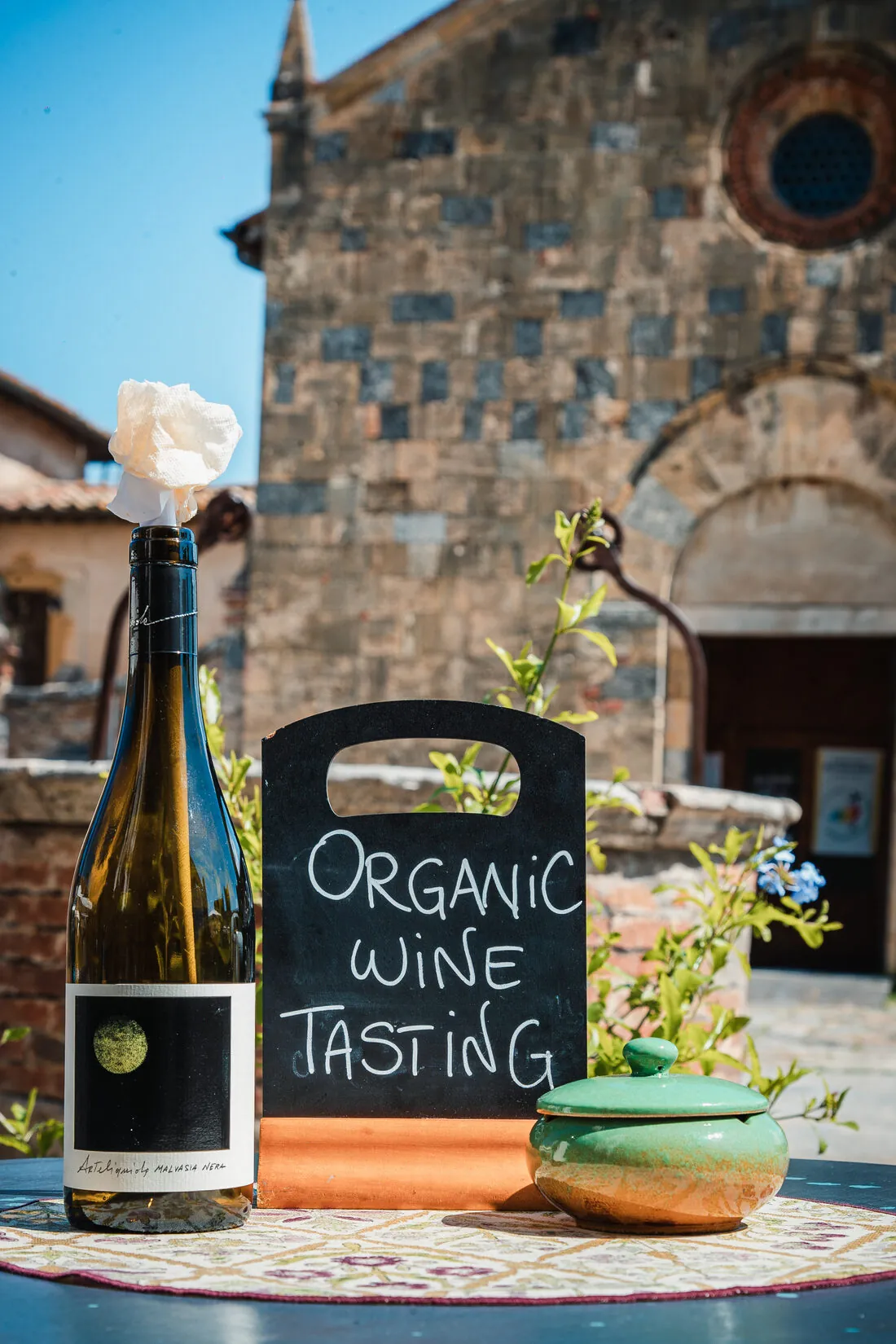 Eine Flasche Bio-Wein neben der Tafel Organic Wine