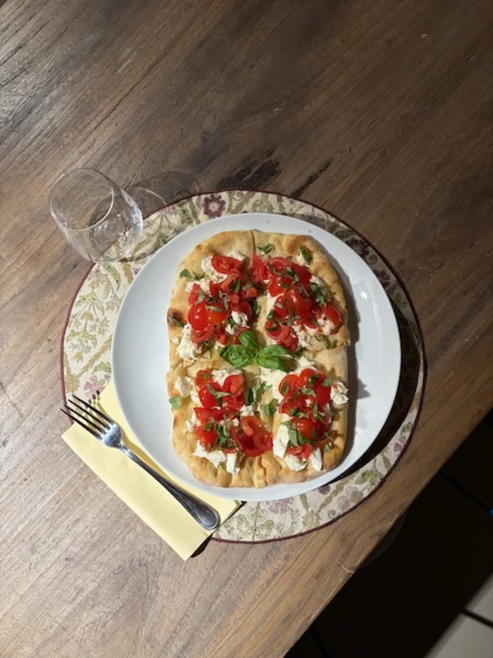 Pinsa mit Kirschtomaten, Mozzarella und Basilikum