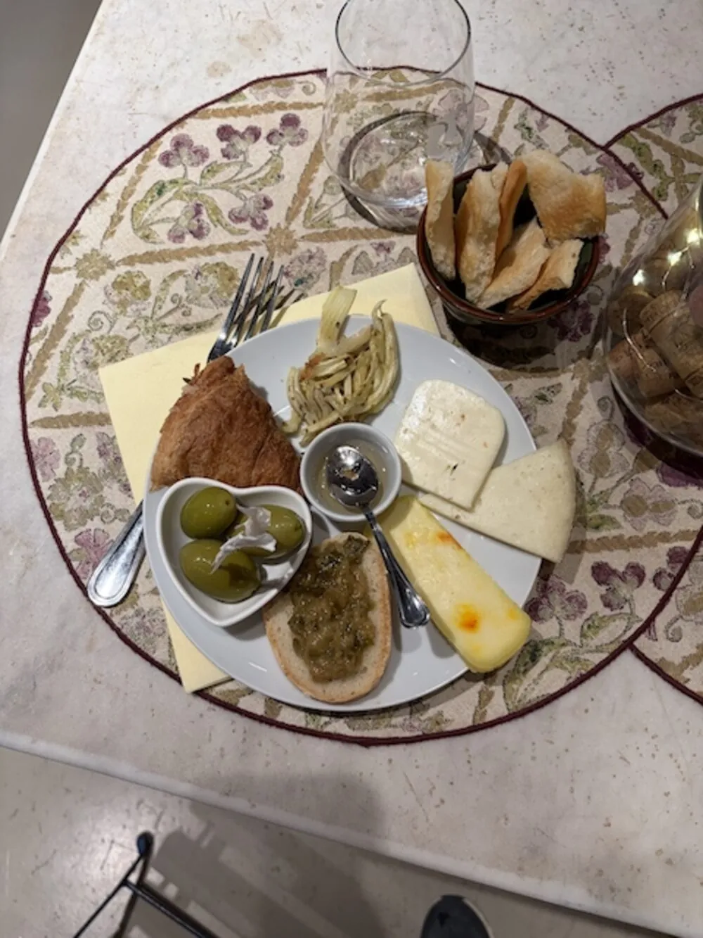 Vegetarischer toskanischer Teller mit Käse, Gemüse und Crostini