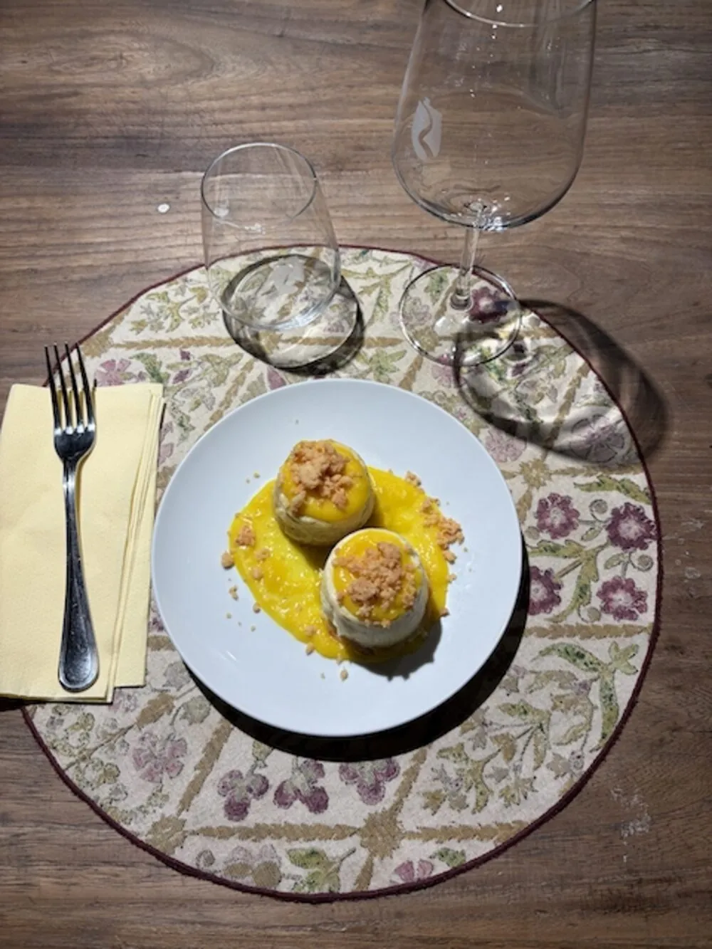Timballo auf einem Püree, am Tisch serviert