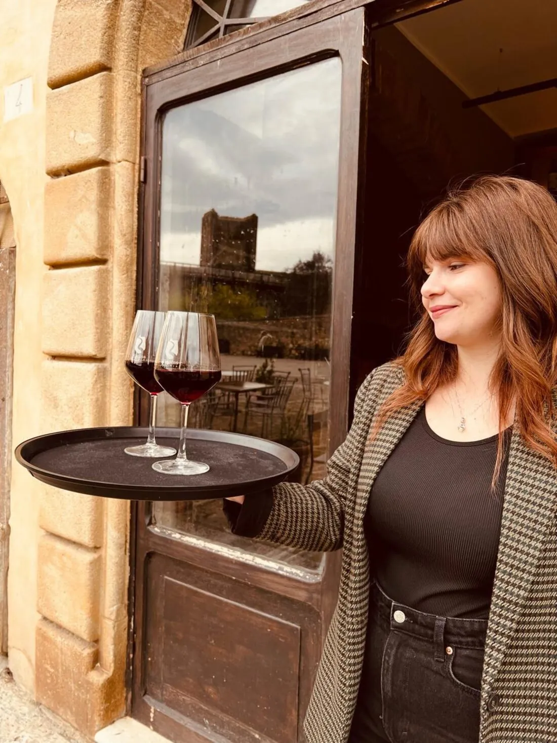 Zwei Gläser Rotwein auf dem Weg an die Tische