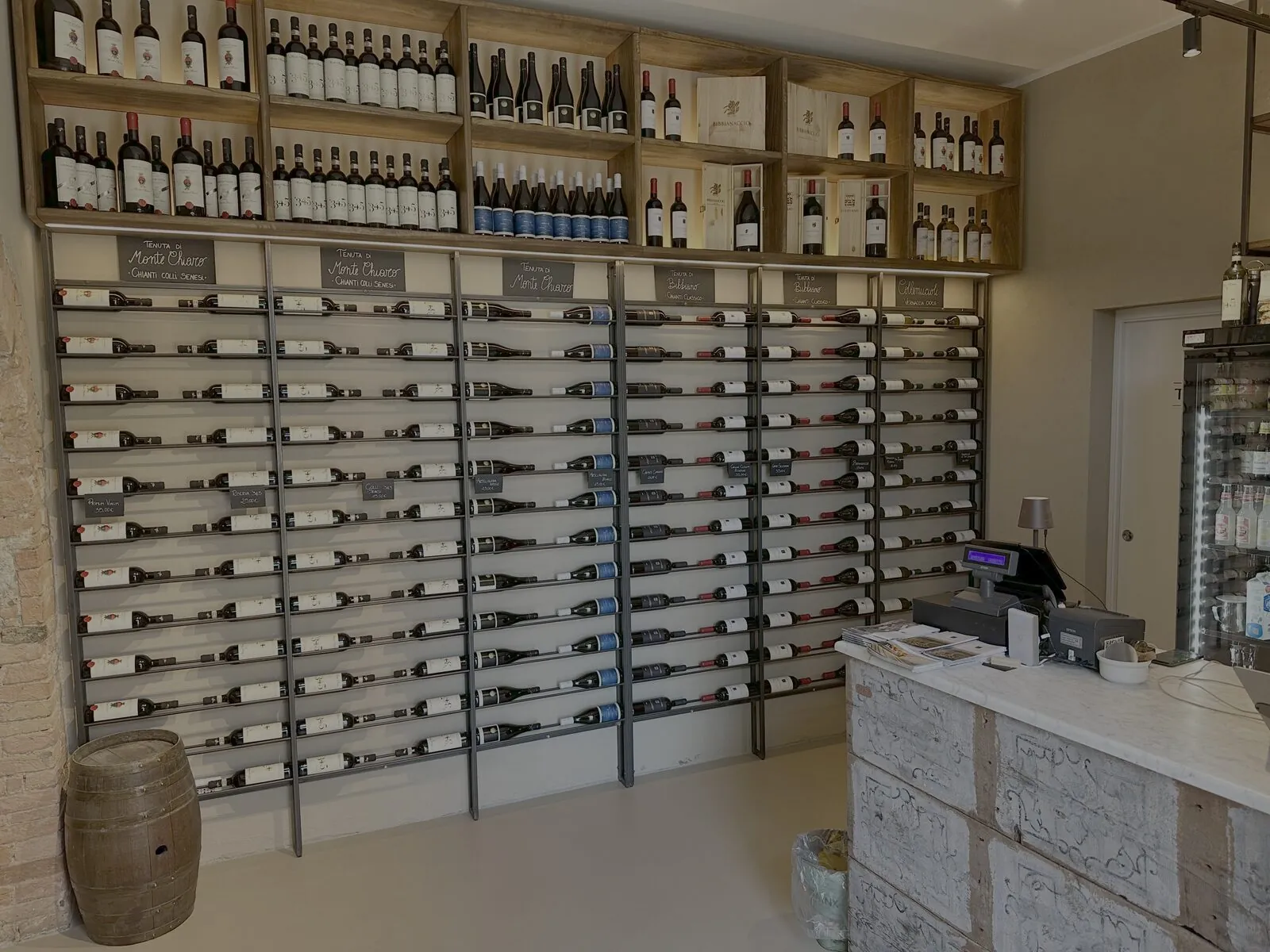 Die Weinwand im Wine Bistrot, mit den Flaschen des Familienguts