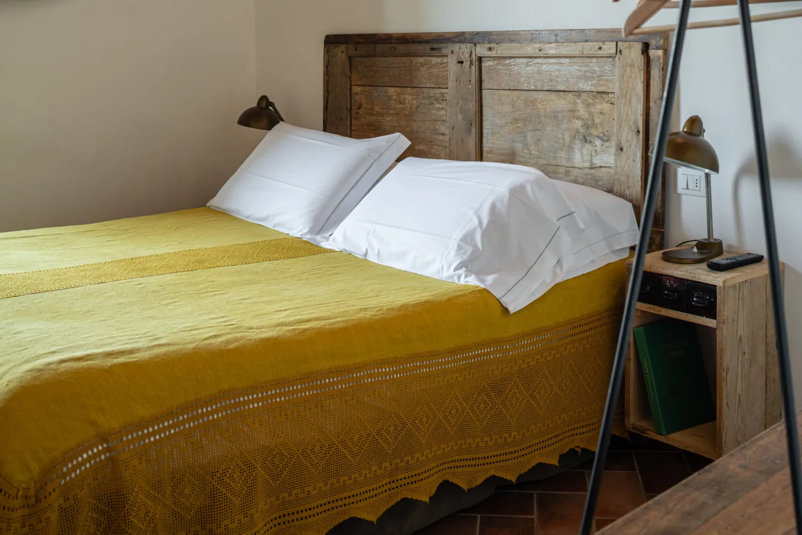 Il Chianti, il letto e la testiera di recupero