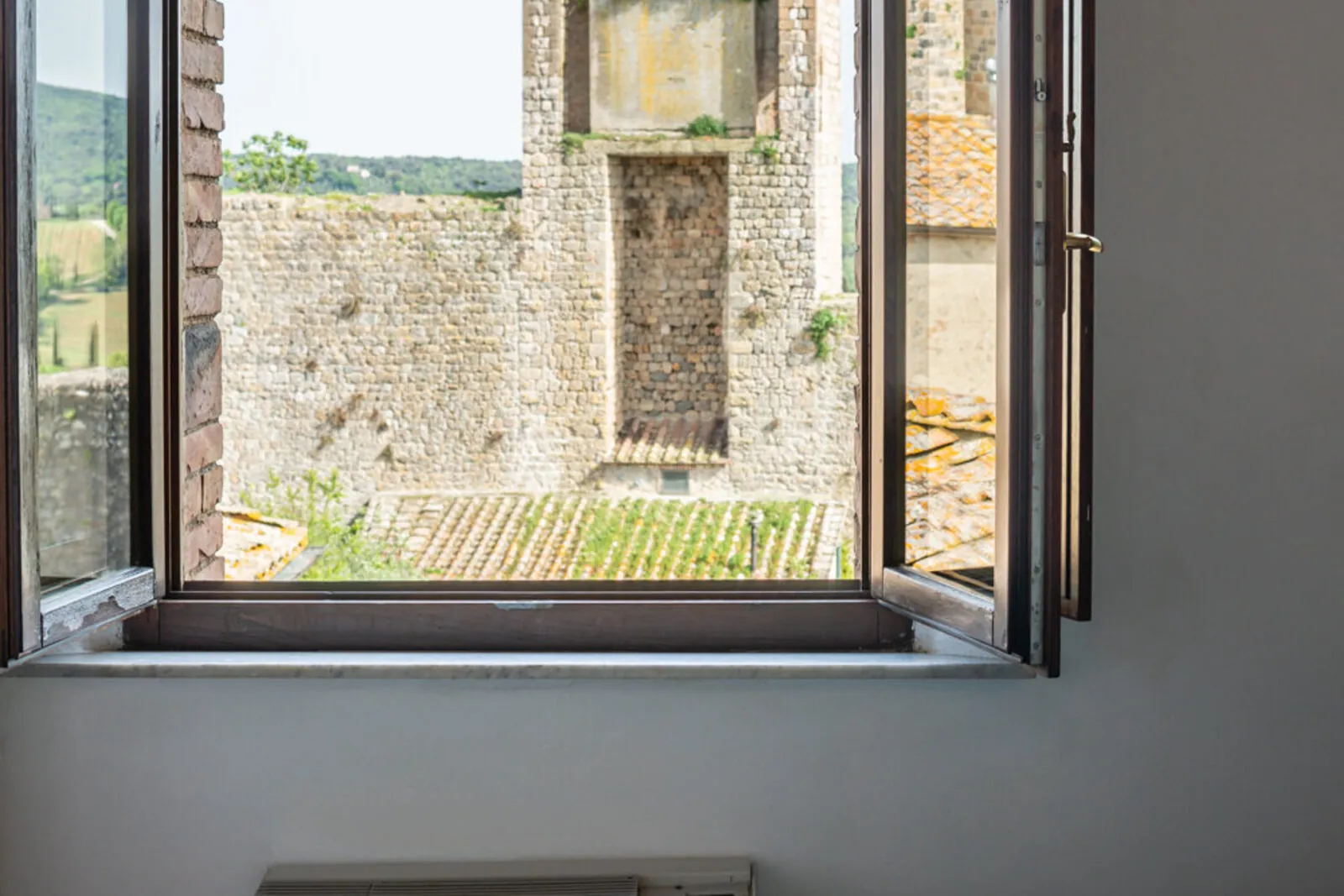 Le Mura, la finestra sulle mura e sulle torri