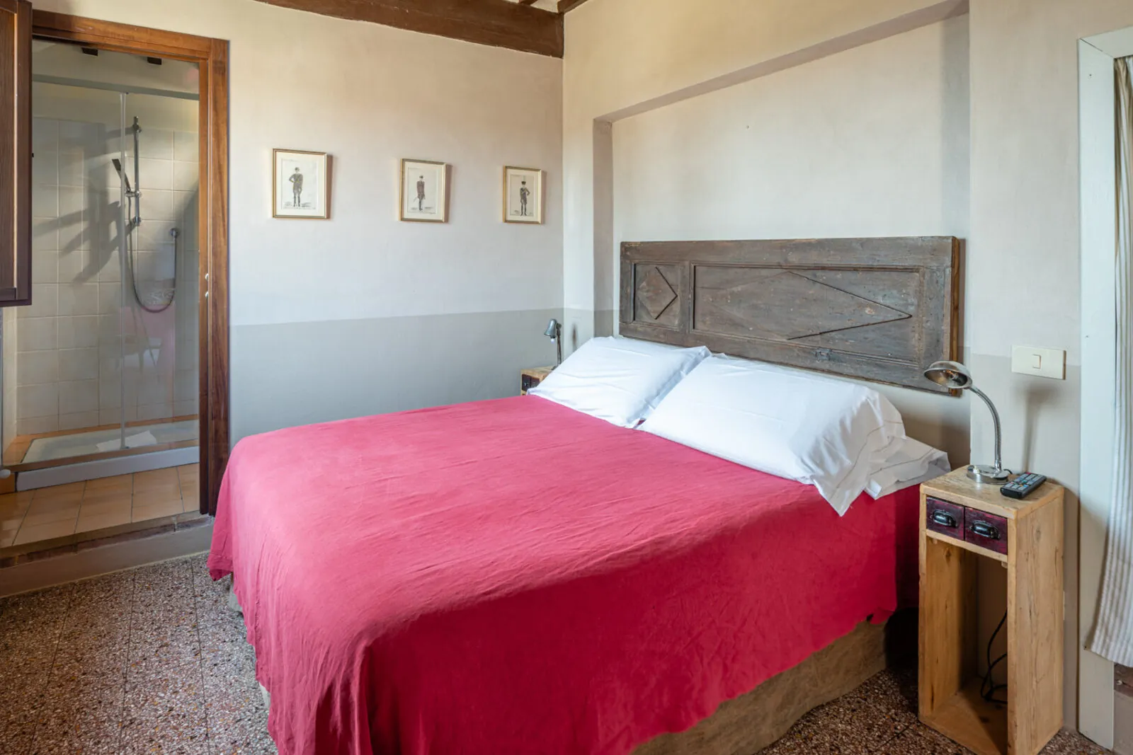 Le Torri, il letto e la testiera intagliata