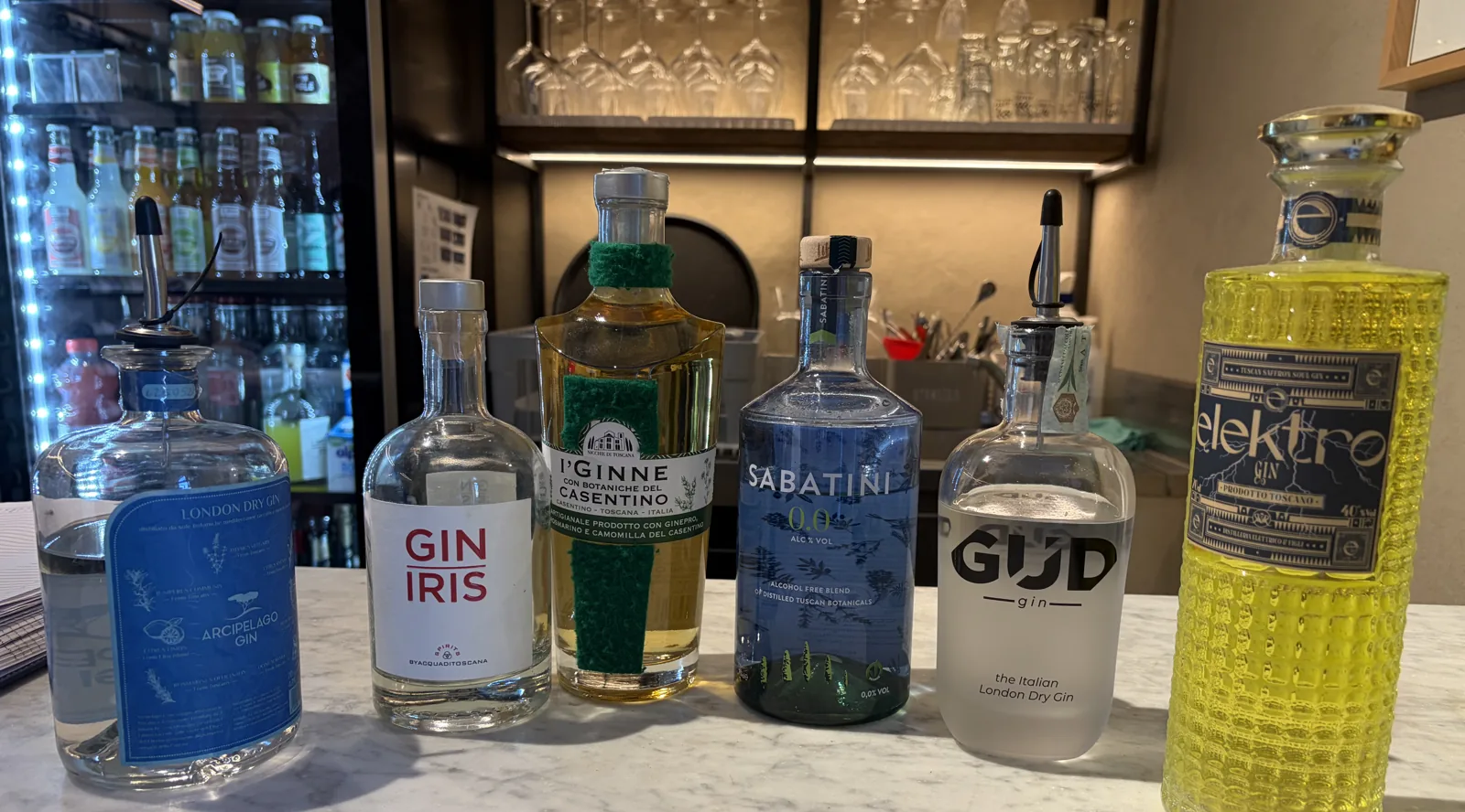 Seis botellas de ginebra en la barra de mármol del Wine Bistrot
