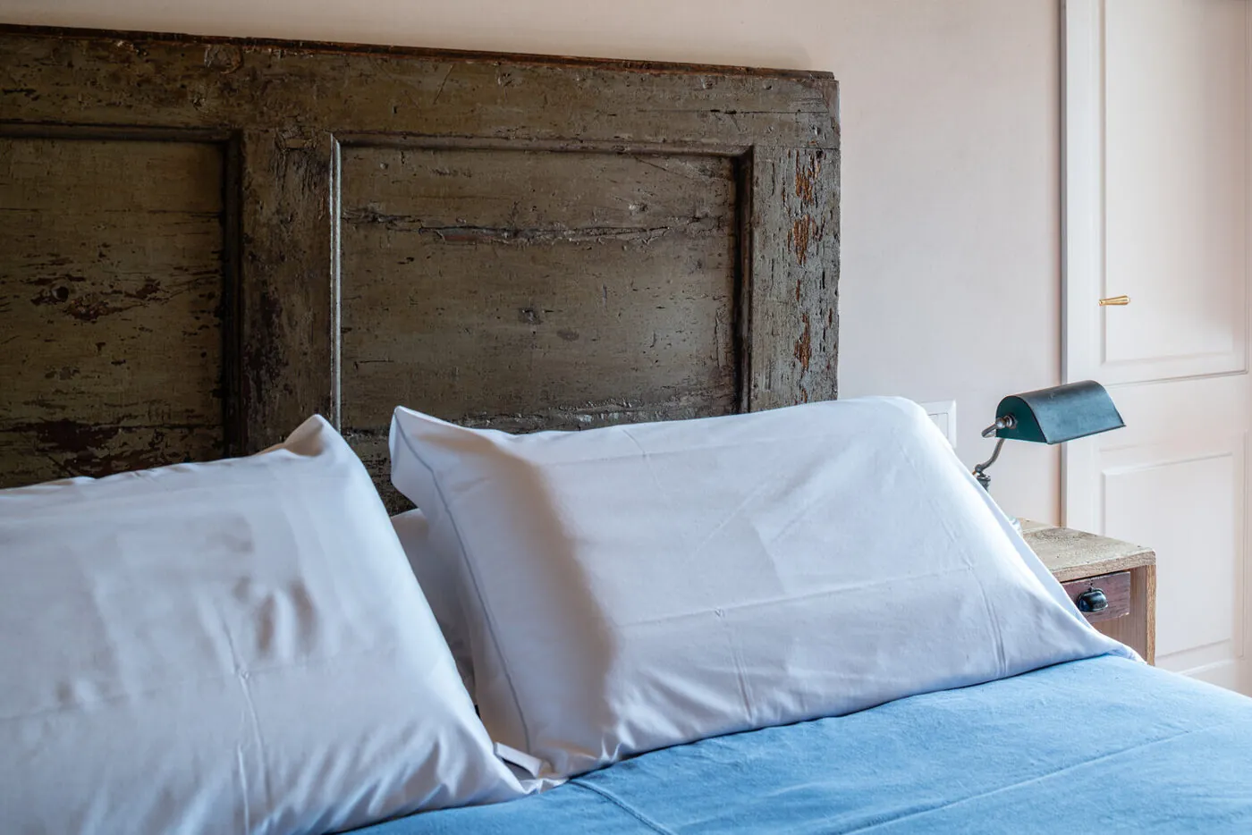 Testiera del letto ricavata da una vecchia porta